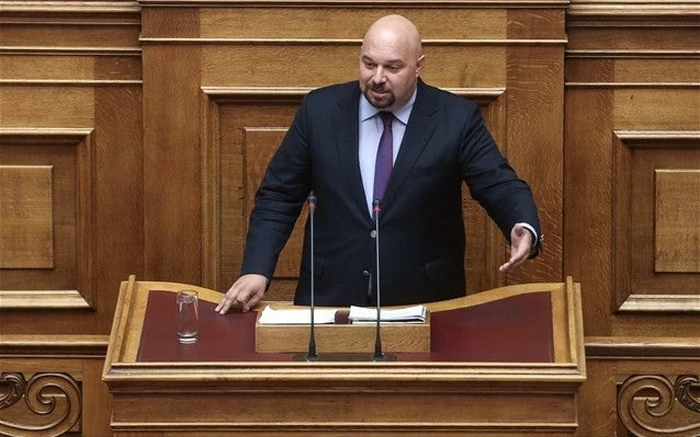 «Τάπα» Παναγιώταρου σε Βούτση για το Athens Pride: «Να βάλει κι ένα κόκκινο φανάρι στη Βουλή» (βίντεο)